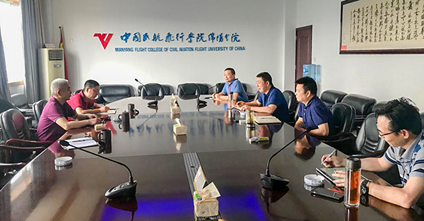1559011808292874.png 集團公司領(lǐng)導(dǎo)赴飛行學院洽談暑運加班事宜.png