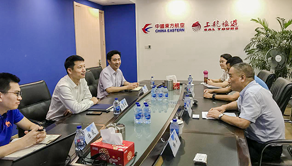 7月9日，集團(tuán)公司董事長李漢東、副總經(jīng)理龔勇一行前往上航假期國際旅行社總部，拜訪上航假期總經(jīng)理靳黎軍，雙方就下一步開展更加深入的合作進(jìn)行了洽談。市場營銷部、經(jīng)營管理部相關(guān)負(fù)責(zé)人陪同參加。.png