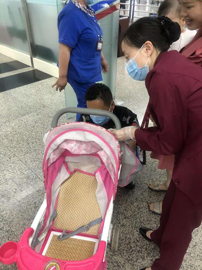 圖片1.png“真情服務(wù)”是讓旅客更加安心、放心、舒心的出行。行查室作為部門進港服務(wù)的最后一個環(huán)節(jié)，在日常工作中也很注重服務(wù)細(xì)節(jié)。6月10日，行查室工作人員幫助旅客打開嬰兒車，為她排憂解難。.png