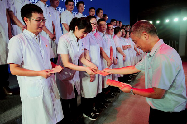 綿陽機場為援鄂醫(yī)護(hù)人員捐贈戰(zhàn)疫英雄卡  踐行國企擔(dān)當(dāng)2.png