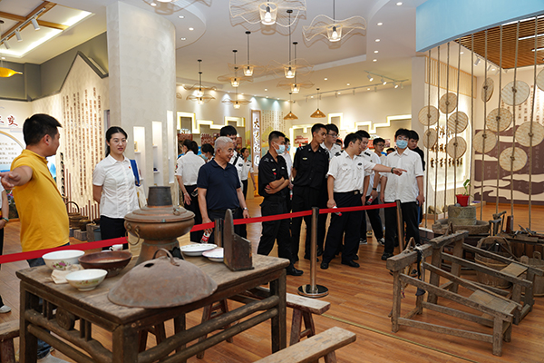 “助力鄉(xiāng)村振興，踐行艱苦奮斗” 將新員工黨性教育活動(dòng)搬到對(duì)口幫扶村.jpg