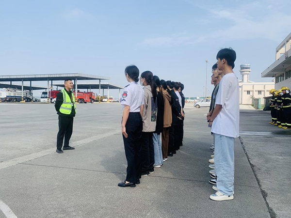 綿陽(yáng)機(jī)場(chǎng)安檢站對(duì)閬中機(jī)場(chǎng)、民航校  實(shí)習(xí)生開(kāi)展軍訓(xùn).png