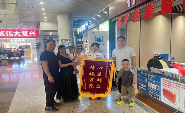 心系群眾，情暖萬(wàn)家—— 綿陽(yáng)機(jī)場(chǎng)安檢站暖心服務(wù)獲錦旗.png