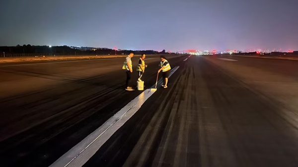 深夜，航班結(jié)束后，工作人員對(duì)跑道中心線進(jìn)行復(fù)新_副本.jpg